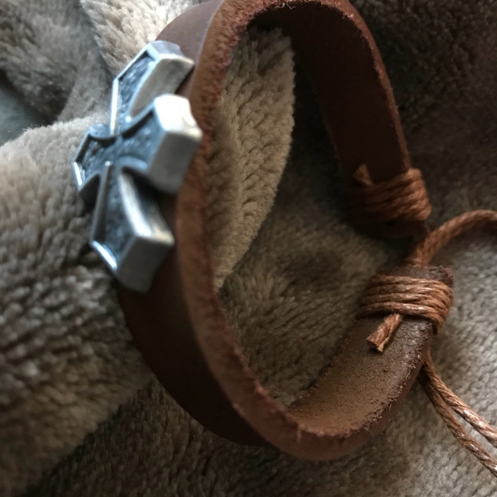 Rugged leather bracelet with cross - Picture 3 of 3